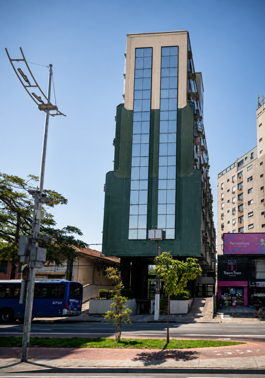 Fachada do prédio do consultório na Av. Affonso Penna, Macuco, Santos/SP